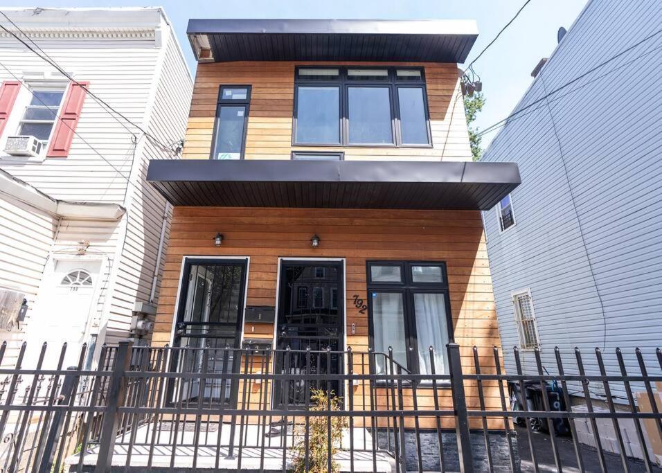 Elegant Apt By Ewr & Pennstation Newark Exterior photo